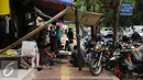 Pemandangan penggunaan Trotoar Ramah Disabilitas di Jalan Hidup Baru, Kalimati, Jakarta Utara, Selasa (27/12). Kurangnya sosialisai kepada masyarakat membuat Trotoar berubah fungsi menjadi tempat usaha. (Liputan6.com/Gempur M. Surya)