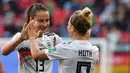Sara Dabritz (kiri). Gelandang Timnas Jerman ini kini memperkuat Paris Saint-Germain di Liga Sepakbola Wanita Prancis. (AFP/Philippe Huguen)