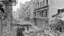 Pasukan Kanada terlihat berpatroli di sepanjang Rue Saint-Pierre, Caen yang hancur pada Juli 1944 silam. (National Archives of Canada)