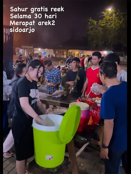 Setelah mendapat nasi, dipersilahkan mengambil lauk hingga sayur yang tersedia di beberapa termos.  Berikut beberapa potret Via Vallen memberikan makan sahur gratis untuk warga masyarakat Sidoarjo yang merupakan tempat kelahirannya. [Instagram/chevra_yo88]