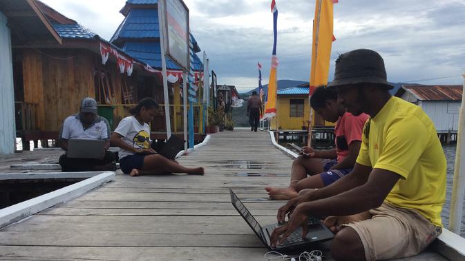 Warga Kampung Enggros nikmati internet gratis