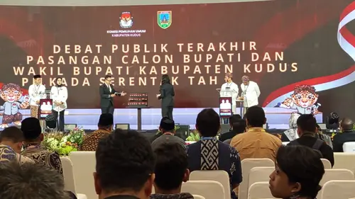 008883300_1731580539-debat_pilkada_kudus_2