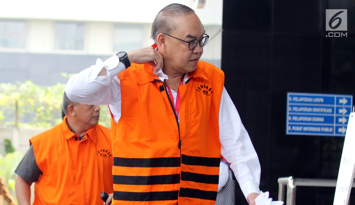 Tersangka selaku pemegang saham Blackgold Natural Resources Limited, Johannes Budisutrisno Kotjo mengenakan rompi oranye tiba di KPK, Jakarta, Rabu(15/8). Johannes diperiksa terkait proyek pembangunan PLTU Riau-1. (Merdeka.com/Dwi Narwoko)