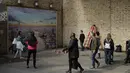 Seniman jalanan Australia James Cochran, juga dikenal sebagai Jimmy C, (kiri keempat) melihat karyanya saat dia memberikan sentuhan akhir pada mural lanskap kota London-nya di dinding Network Rail oleh Blackfriars Station, di London (5/10/2020). (AP Photo/Matt Dunham)
