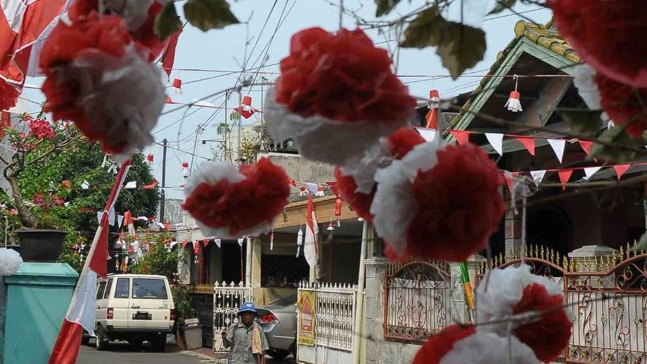 FOTO: Kreativitas Warga Penggilingan-Cakung Menyulap Barang Bekas Jadi Gapura 17 Agustus
