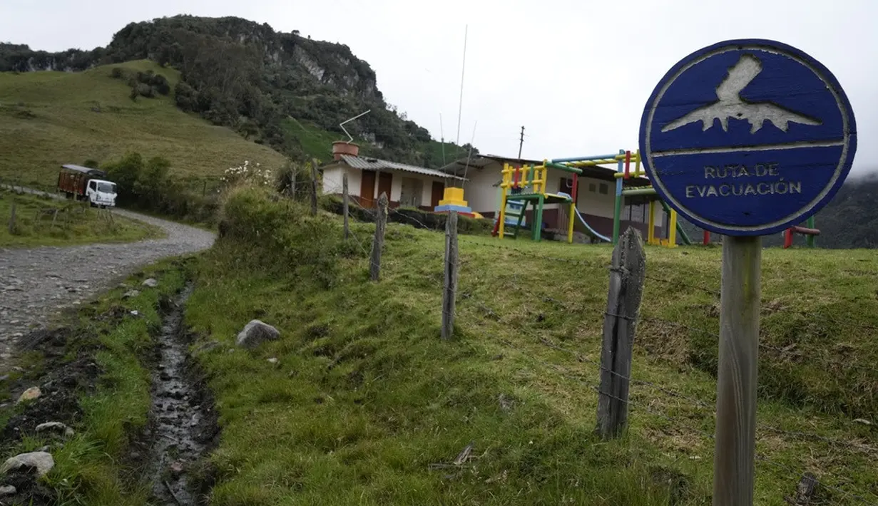 <p>Pemerintah Kolombia sudah menaikkan status gunung berapi tersebut menjadi oranye setelah meningkatnya aktivitas seismik yang dikhawatirkan meletus dalam beberapa hari atau pekan ke depan. Pemerintah juga menyiapkan langkah evakuasi. (AP Photo/Fernando Vergara)</p>