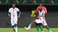 Timnas Mauritius (kostum putih) bersua Timnas Gambia pada Piala Afrika di Stade de Limbe, Kamerun, hari Rabu (12/01/2021) waktu setempat. (Issouf SANOGO / AFP)