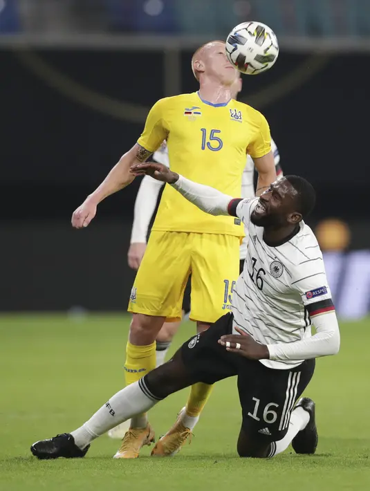 Bek Ukraina Yukhym Konoplya berebut bola dengan bek Jerman Antonio Rudiger pada babak penyisihan Liga A Grup 4 UEFA Nations League di Red Bull Arena, Leipzig, Minggu (15/11/2020) dinihari WIB. Tertinggal lebih dulu, Jerman mengakhiri laga dengan kemenangan 3-1 atas Ukraina. (AP Photo/Michael Sohn)