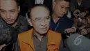 Suryadharma Ali (SDA) menjawab pertanyaan wartawan saat keluar dari Gedung KPK usai menjalani pemeriksaan perdana, Jakarta, Rabu (15/4/2015). SDA menjadi tersangka dalam kasus penyelenggaraan haji 2012-2013. (Liputan6.com/Andrian M Tunay)