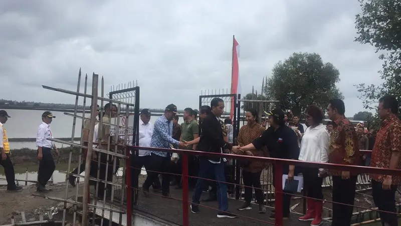 Presiden Joko Widodo atau Jokowi melakukan panen raya taambak udang di Desa Mekar, Kecamatan Muara Gembong, Bekasi, Jawa Barat, Rabu (30/1/2019).