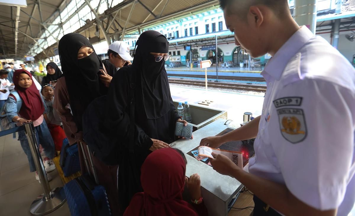 FOTO: Pemudik Mulai Padati Stasiun Pasar Senen Jelang Puncak Arus Mudik