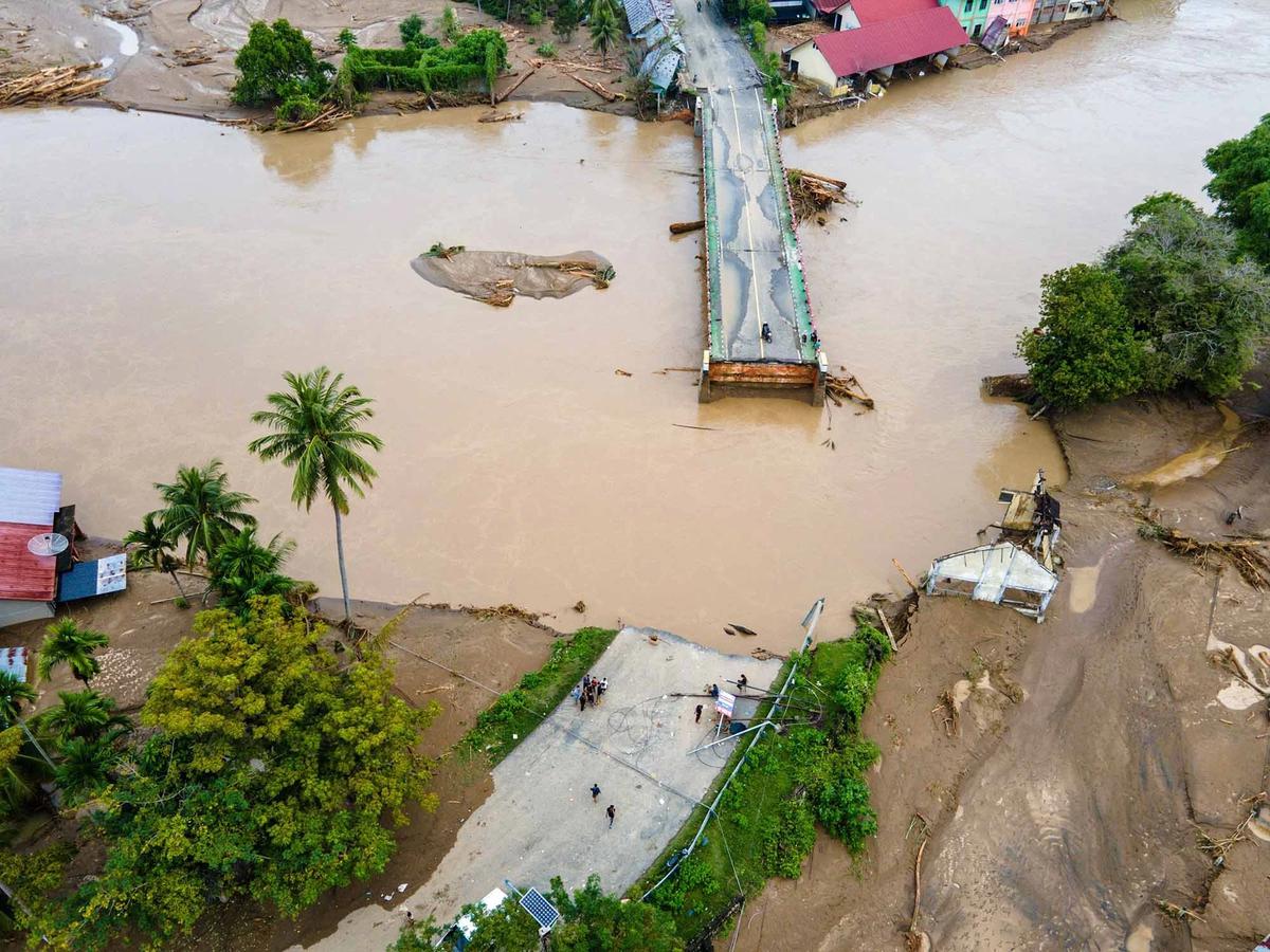 FOTO: Banjir Bandang Lumpuhkan Pidie Jaya, Jalur Aceh–Sumut Terputus