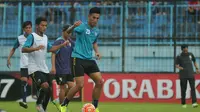 Nasir dan Hanif Sjahbandi, dua pemain Arema FC yang dipanggil mengikuti seleksi Timnas Indonesia U-22 SEA Games 2017. (Bola.com/Iwan Setiawan) 