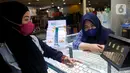 Pegawai BSI Cabang Mayestik memberikan penjelasan fitur gadai dan cicil emas di salah satu kios saat Grebek Pasar BSI di Pasar Mayestik, Jakarta (16/12/2021). Grebek pasar ini dalam rangka memperluas informasi dan awareness dan menjaring calon nasabah baru di 23 titik pasar. (Liputan6.com/HO/Rizky)
