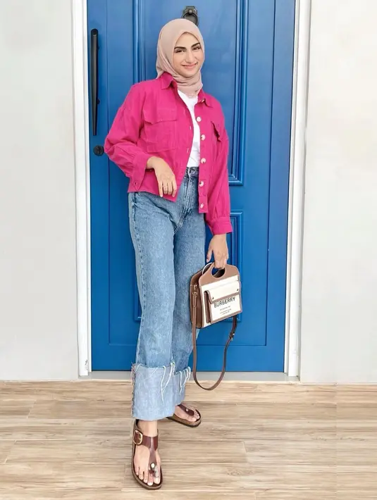 Kalau suka style yang kasual, kamu bisa sontek gaya Mira Agile ini dengan kemeja pink fuchsia dengan celana denim dan hijab coklat susu [Instagram/miraagile].