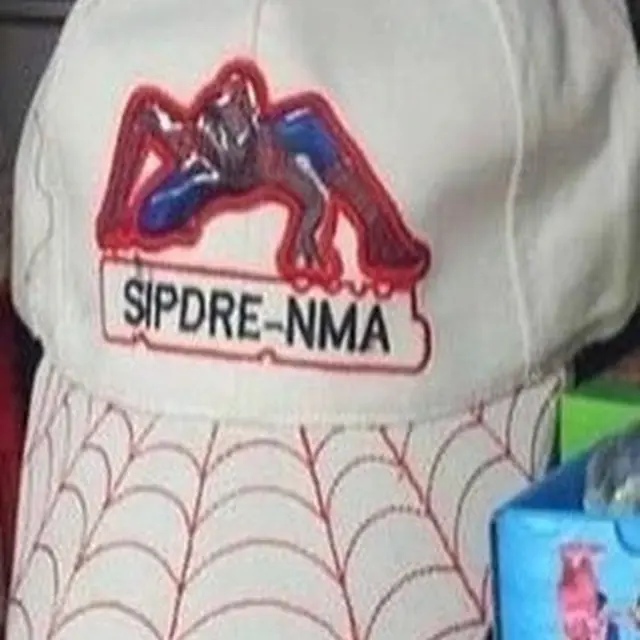 8 Potret Topi dengan Tulisan Nyeleneh Ini Bikin Geleng Kepala