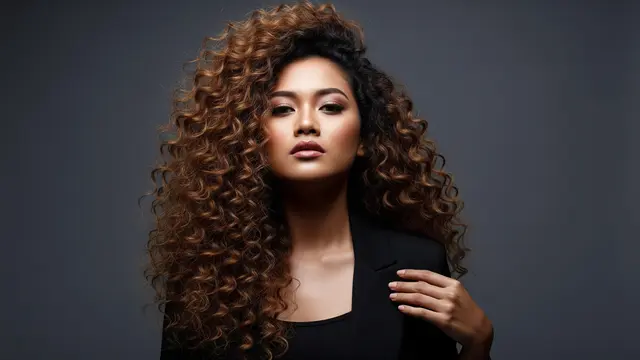 8 Model Rambut Wanita Panjang Curly, Bikin Tampilan Lebih Fresh dan Elegan Sehari-hari
