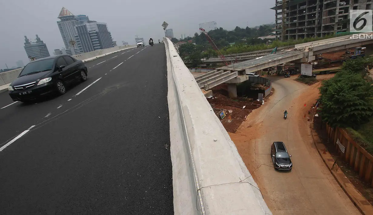 Suasana flyover Lebak Bulus di Jalan TB Simatupang, Jakarta Selatan, Kamis (19/10). Flyover ini diharapkan mampu mengurai kemacetan di Jalan TB Simatupang menuju Jalan RA Kartini, Lebak Bulus dan Ciputat. (Liputan6.com/Immanuel Antonius)