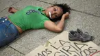 Aktivis Meksiko menggelar aksi mendukung rakyat Suriah di depan Kedutaan Besar AS di Mexico City, Minggu (9/4). Mereka mengecam serangan bom kimia yang telah menewaskan warga Suriah. (AFP PHOTO / Pedro Pardo)
