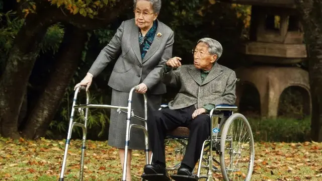 Putri Yuriko Mikasa (kiri) bersama suaminya. (Handout/Imperial Household Agency/AFP)