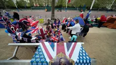 Penggemar kerajaan yang menghabiskan malam dengan berkemah di sepanjang Mall, bagian dari rute penobatan Raja Charles III, bangun dari tidurnya di London, Inggris, Jumat (5/5/2023). Raja Charles III akan dinobatkan sebagai raja pada 6 Mei 2023 di Westminster Abbey. (AP Photo/Alessandra Tarantino)