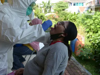 Petugas medis Puskesmas Kecamatan Kramat Jati mengambil sampel lendir saat tes usap (Swab Test) COVID 19 bagi ibu hamil di Jakarta Timur, Jumat (12/6/2020). Tes yang menjadi salah satu syarat untuk menjalani persalinan ini diikuti sekitar 70 ibu hamil. (merdeka.com/Imam Buhori)