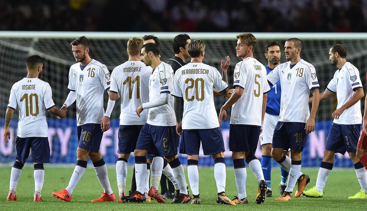 Para pemain Italia meninggalkan lapangan usai pertandingan melawan Makedonia pada laga Kualifikasi Piala Dunia 2018 di Stadion Olimpico, Turin, Jumat (6/10/2017). Italia ditahan imbang 1-1 dengan Makedonia. (AP/Alessandro Di Marco)