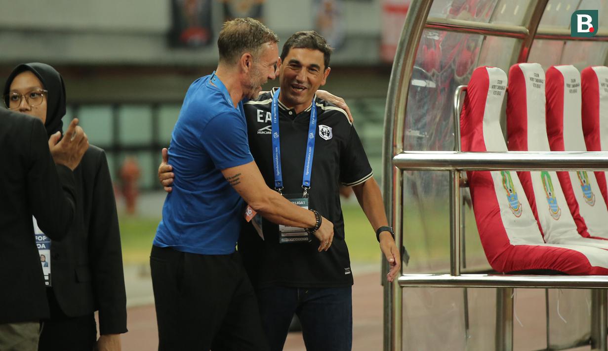 <p>Pelatih kepala Rans Nusantara FC, Eduardo Almeida (kanan) berbincang dengan pelatih kepala Persija Jakarta, Thomas Doll sebelum dimulainya laga pekan ke-16 BRI Liga 1 2023/2024 di Stadion Patriot Candrabhaga, Bekasi, Minggu (22/10/2023) malam WIB. (Bola.com/Abdul Aziz)</p>
