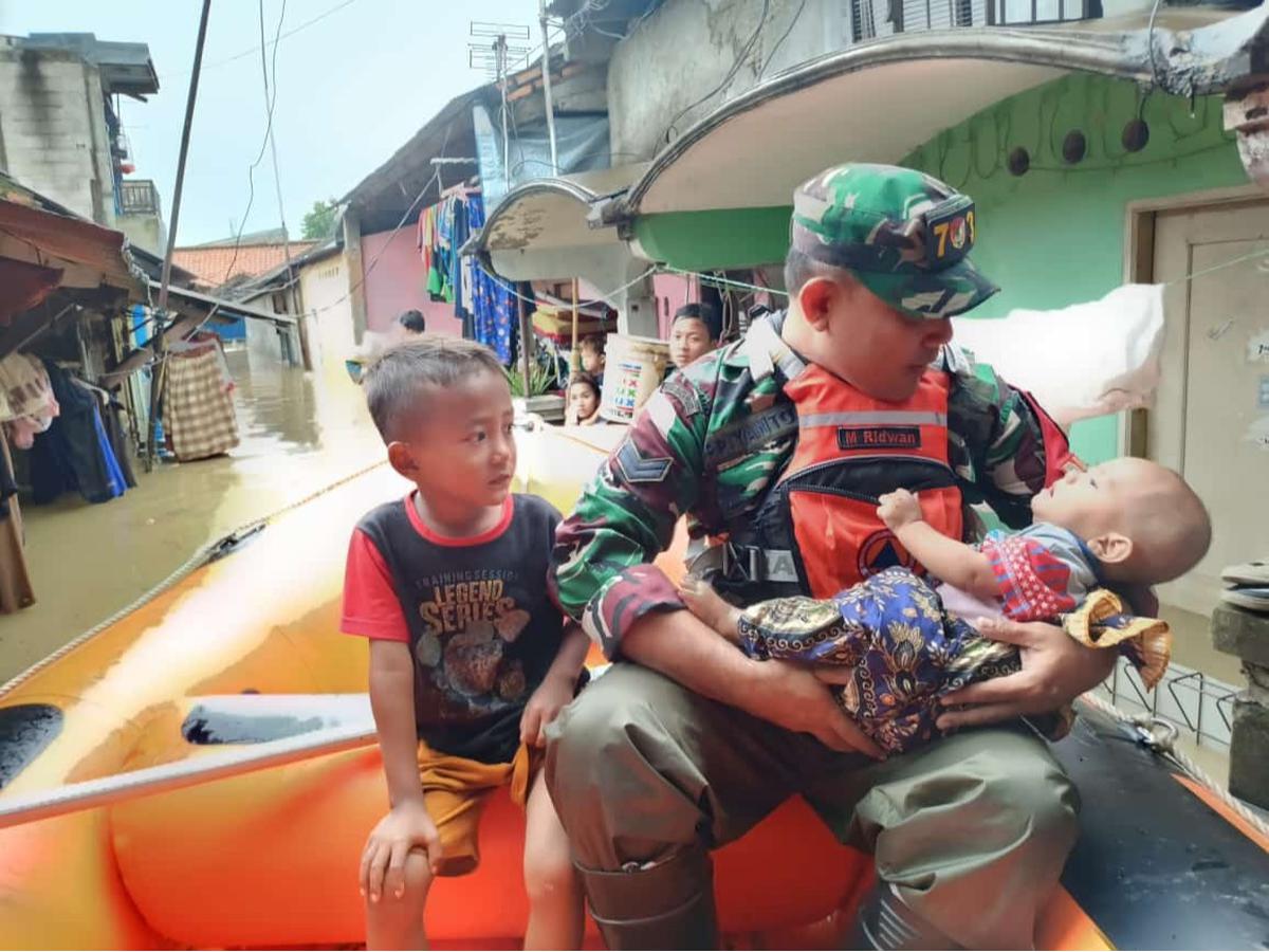 Prajurit TNI Kodim 0507 evakuasi warga terjebak banjir di Bekasi
