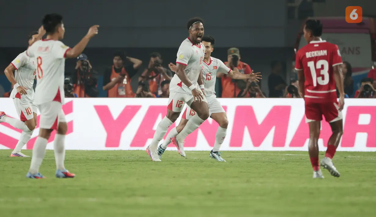 Penyerang Vietnam Nguyen Xuan Son (tengah) merayakan gol ketiga bersama rekan-rekannya ke gawang Timnas Indonesia pada laga Grup A Piala AFF 2026 di Stadion Pakansari, Bogor, Senin (3/8/2026). Vietnam menang 3-0 atas Timnas Indonesia dalam pertandingan tersebut. (KLY/Budy Santoso)