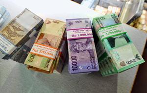 Bank Indonesia (BI) dan Bank Tabungan Negara (BTN) mempersiapkan penukaran uang menjelang Lebaran untuk karyawan di Gedung SCTV Tower, Jakarta, Rabu (8/7/2015).  (Liputan6.com/Yoppy Renato)