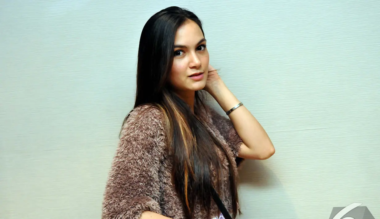 Artis Kia Poetri saat menghadiri gala premier film Garuda Superhero di XXI Epicentrum Kuningan Jakarta, Selasa (6/1/2015). (Liputan6.com/Panji Diksana)