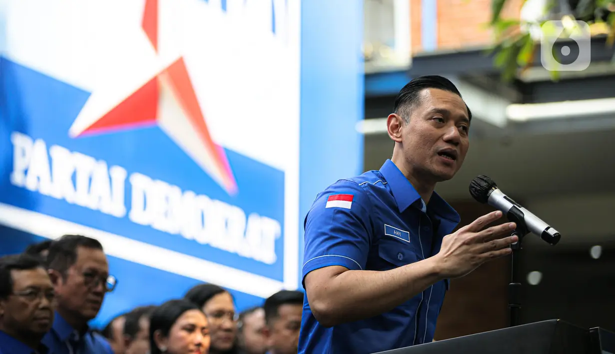 Ketua Umum Partai Demokrat Agus Harimurti Yudhoyono (AHY) memberikan pandangan awal tahun dan isu terkini di DPP Partai Demokrat, Jakarta, Kamis (12/1/2023). Salah satu isu yang dibahas yakni berkaitan dengan penyelenggaraan Pemilu 2024. (Liputan6.com/Faizal Fanani)