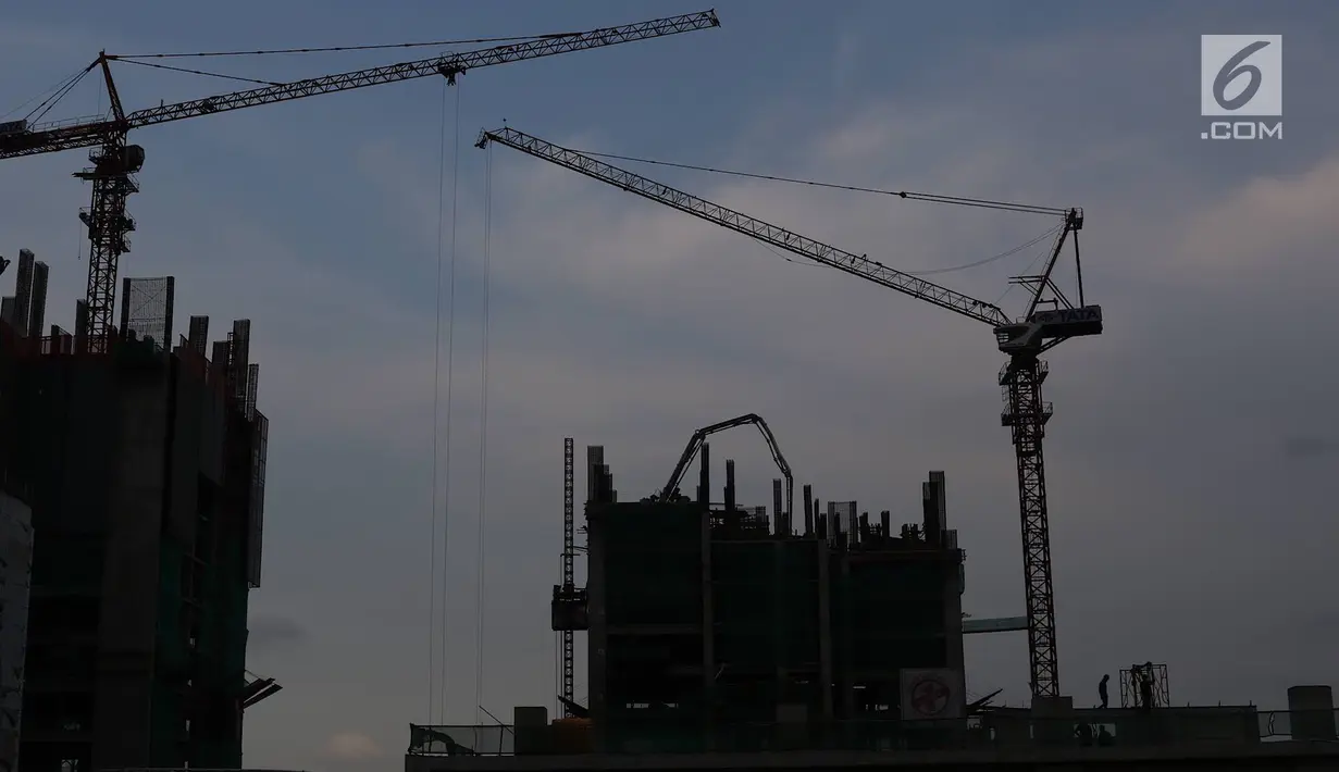 Pekerja menyelesaikan pembangunan gedung bertingkat di Jakarta, Senin (25/2). Sementara negara tetangga seperti Malaysia proyeksi pertumbuhan ekonominya berada dalam kisaran yang sama, namun posisinya di bawah Indonesia. (Liputan6.com/Immanuel Antonius)