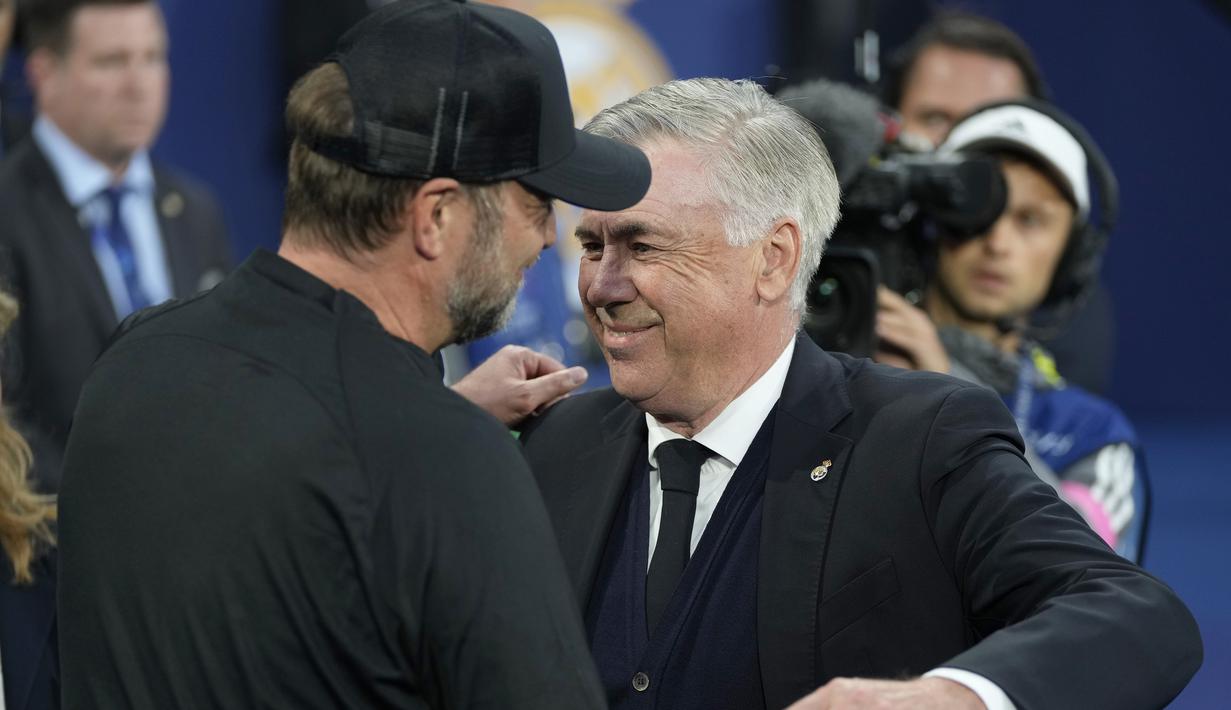 Pertemuan dua pelatih, Jurgen Klopp dan Carlo Ancelotti dalam laga final Liga Champions 2021/2022 lalu antara Lverpool dan Real Madrid tak disangkal menjadi pertemuan dua pelatih hebat di ajang final Liga Champions. Keduanya tergabung bersama 4 pelatih lainnya yang mampu mencapai final Liga Champions bersama 2 klub berbeda. Mau tau daftar lengkapnya? Yuk disimak uraiannya. (AP/Manu Fernandez)