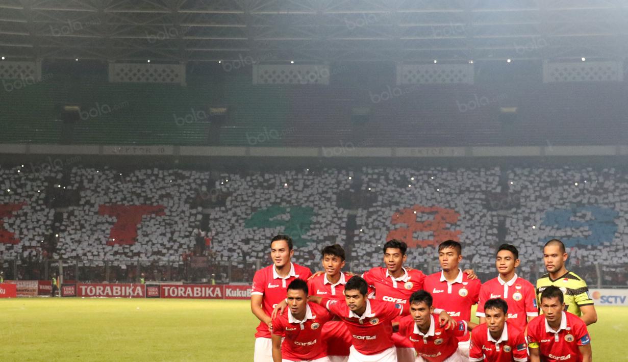 The Jak Mania memamerkan koreografi menyambut HUT Kota Jakarta ke-489 di  Stadion Utama Gelora Bung Karno pada laga Torabika SC 2016 antara Persija Jakarta vs Sriwijaya FC. (24/6/2016).  (Bola.com/Nicklas Hanoatubun)
