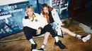 Kali ini,  HyunA dan DAWN kompak kenakan jaket warna putih. DAWN memadukan jaket putihnya dengan celana panjang warna hitam, sementara Hyuna memilih short pants jeans. (Instagram/hyunah_aa).