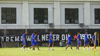 Spanduk bertuliskan 'Arema will never die' dipasang perwakilan Aremania di pinggir lapangan saat Singo Edan berlatih di Lapangan Universitas Brawijaya, Selasa (10/5/2022). (Bola.com/Iwan Setiawan)