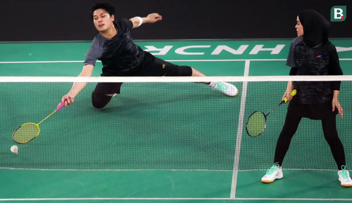 <p>Pasangan selebritas, Rizky Billar dan Lesti Kejora berusaha mengembalikan kok ke arah pasangan Raffi Ahmad dan Nagita Slavina pada laga bulu tangkis Turnamen Olahraga Selebriti Indonesia (TOSI) di GOR UNJ, Jakarta, Minggu (16/07/2023). Pasangan Rizky dan Lesti menang dua set langsung atas pasangan Raffi dan Gigi dengan skor 21-12, 21-10. (Bola.com/Bagaskara Lazuardi)</p>