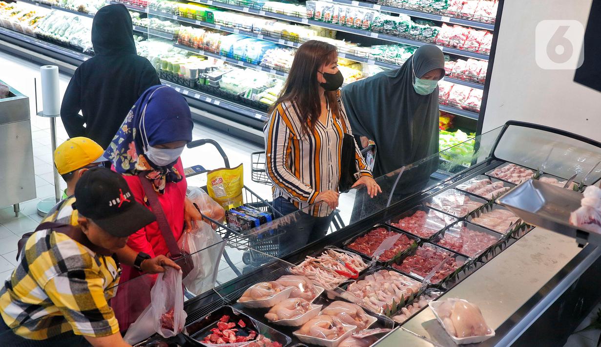 Pengunjung memilih daging di toko digital Scan and Go, CBD Ciledug, Tangerang, Banten, Rabu (8/3/2023). Scan and Go merupakan toko ritel digital pertama di Indonesia dimana konsumen bisa langsung belanja di toko dengan menggunakan aplikasi yang ada di keranjang belanja tanpa melakukan pembayaran melalui kasir. (Liputan6.com/Angga Yuniar)