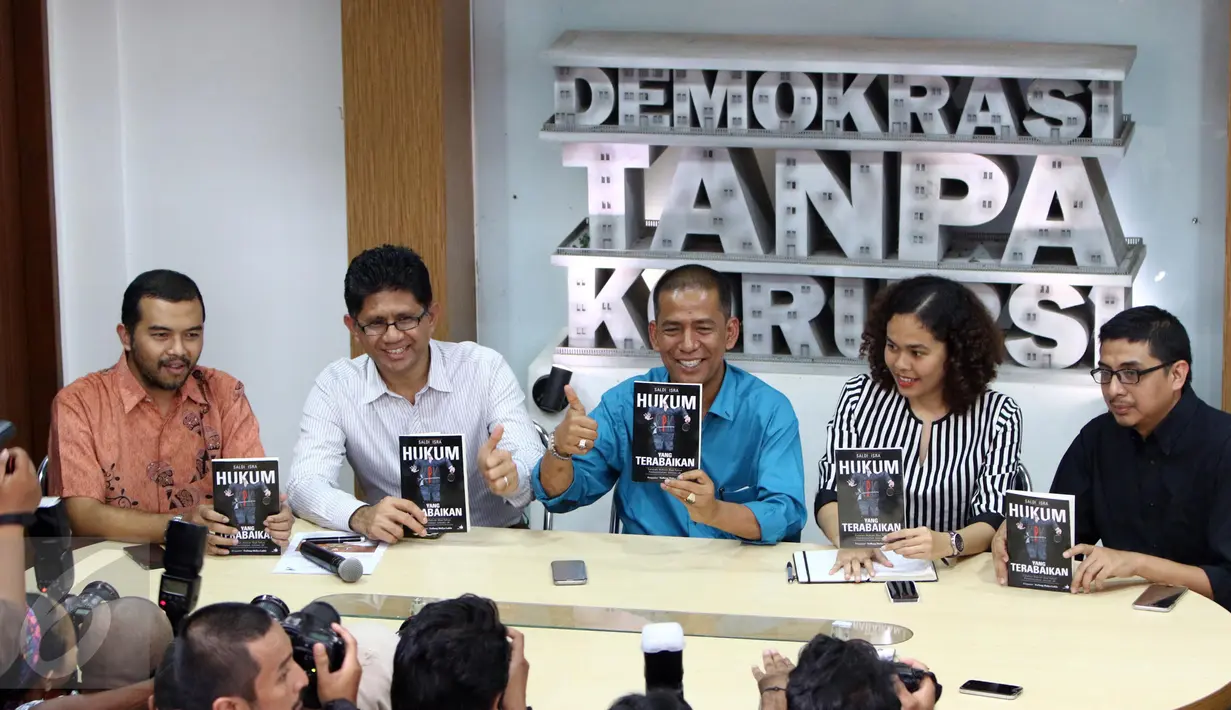 (ki-ka) Koordinator ICW, Adnan topan husodo, Ketua KPK Laode M Syarif,  Pakar Hukum Tata Negara Saldi Isra, Pakar Hukum Pidana UGM Zaenal Arifin Mochtar, Anggota ICW Lalola Easter saat bedah buku di Jakarta, Selasa (18/10). (Liputan6.com/Helmi Afandi)