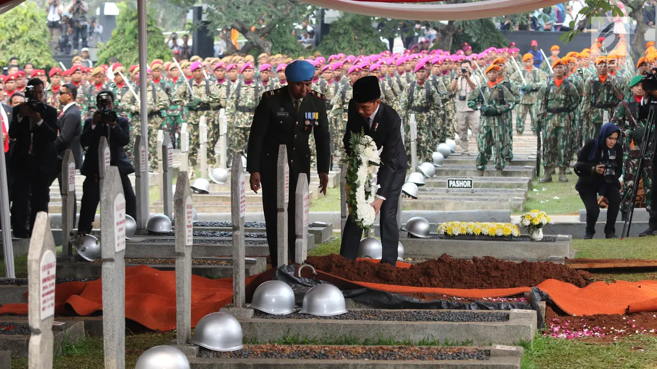 Momen Jokowi Letakkan Karangan Bunga di Makam BJ Habibie