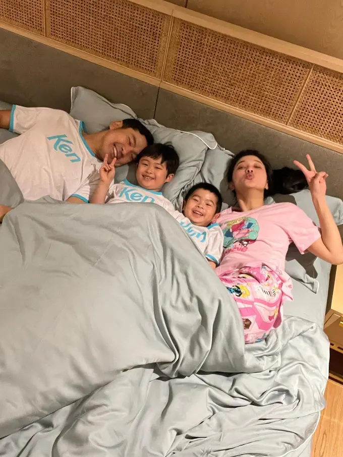 Sandra Dewi dan keluarga di tempat tidur (Instagram/sandradewi88)