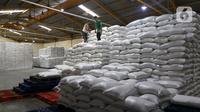 Pekerja menata tumpukan karung berisi beras di Gudang RPC Food Station Tjipinang Jaya, Jakarta Timur, Sabtu (22/2/2025). (Liputan6.com/Herman Zakharia)
