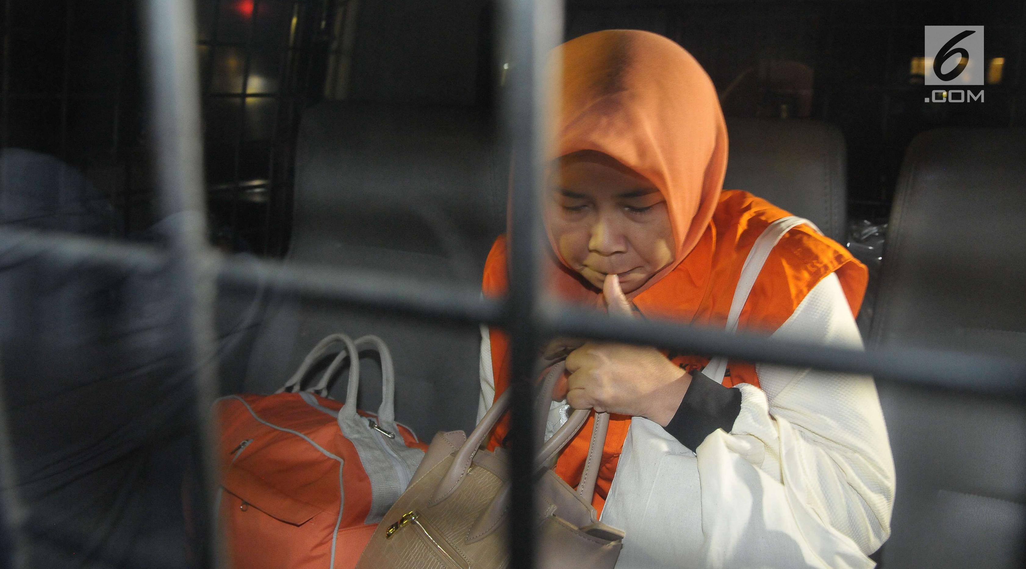Kadis Peternakan Jawa Timur Rohayati berada di mobil tahanan seusai diperiksa di Gedung KPK, Selasa (6/6). Rohayati resmi ditahan terkait dugaan suap fungsi pengawasan penggunaan anggaran dan revisi Perda di provinsi Jawa Timur (Liputan6.com/Helmi Afandi)