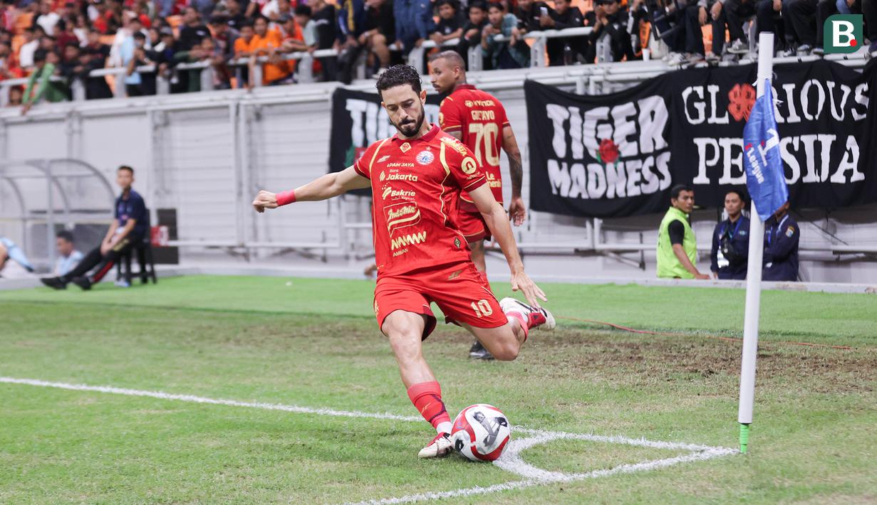 Pemain Persija Jakarta, Jean Mota ketika mengambil tendangan sudut saat timnya menghadapi PSM Makassar pada pekan ke-22 BRI Super League 2025/2026 yang berlangsung di Jakarta International Stadium (JIS), Jumat (20/2/2026) malam WIB. (Bola.com/Abdul Aziz)