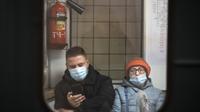 Penumpang yang mengenakan masker untuk melindungi diri dari virus corona naik kereta bawah tanah di Moskow, Rusia, Kamis (18/11/2021). Rusia telah mencatat jumlah kasus harian yang lebih tinggi sejak akhir Oktober. (AP Photo/Alexander Zemlanichenko)