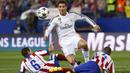 Penyerang Real Madrid, Cristiano Ronaldo, dihadang dua pemain Atletico Madrid, Mario Suarez dan Koke pada laga perempat final Liga Champions di Stadion Vicente Calderon, Spanyol, Selasa (14/4/2015). (EPA/Alberto Martin)