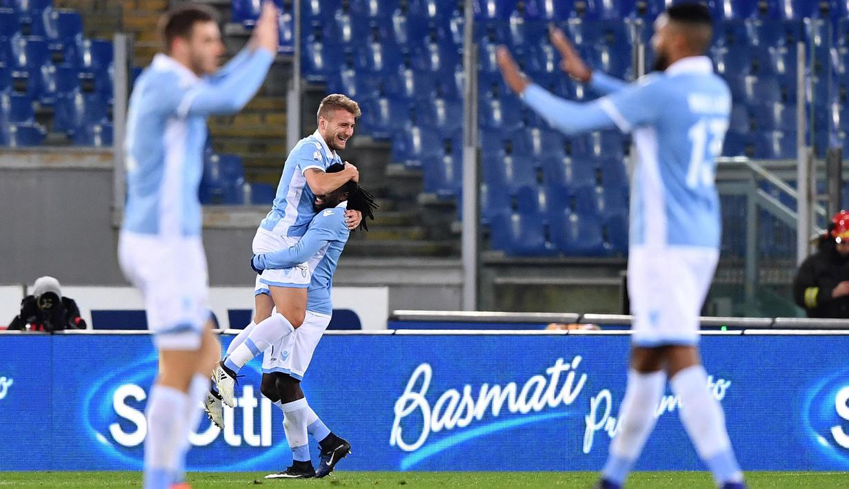 Para pemain Lazio merayakan gol Ciro Immobile (2 kiri)  saat melawan Genoa pada babak 16 besar Coppa Italia  di Olimpico stadium, Rome, (18/1/2017).  (EPA/Ettore Ferrari)