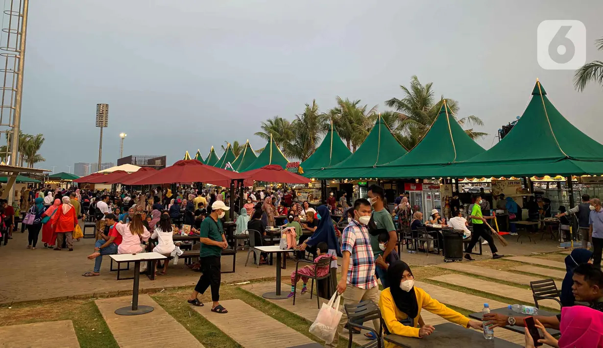 Wisatawan memenuhi lokasi Wisata Pantai Pasir Putih PIK 2, Tanggerang, Banten, Minggu (3/9/2021). Kawasan Jabodetabek masih berstatus PPKM Level 3 dengan sejumlah pelonggaran di tempat wisata pada akhir pekan yang harus diperhatikan pengunjung dan pengelola. (Liputan6.com/Faizal Fanani)
